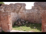 08374 ostia - regio v - insula ii - caseggiato del pozzo (v,ii,13) - laden (15) - suedwestecke - 06-2024.jpg